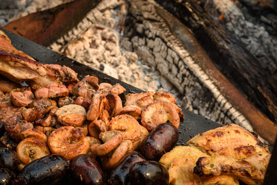 Achuras, morcillas y chinchulines asados a la le&ntilde;a