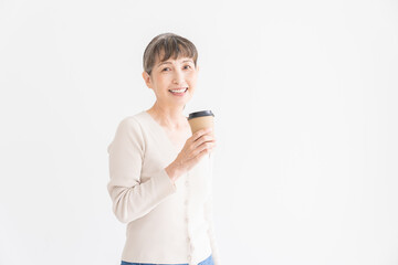 Fototapeta premium リラックスするシニア女性 飲み物