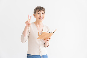 シニア女性　スケジュール帳