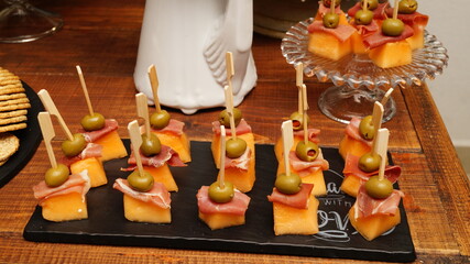 bocadillos mesa salada para fiestas