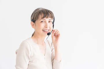 シニア女性　ヘッドセット