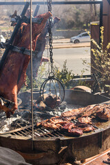 Parrilla para asar carnes con leñas