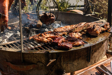 Corte de carne cocinándose en el fuego