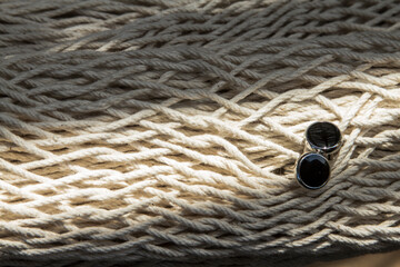 Red o amaca con mancuernas negras, mancuernas de novio, red. luz