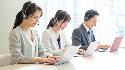 Fototapeta premium コールセンターで働く人々
