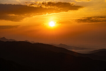 Nascer do Sol no topo da montanha