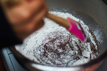 Batiendo mezcla con harina para pan de muerto