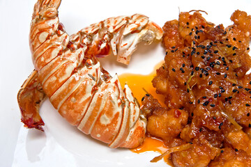 Colas de langosta a la parrilla servidas con salsa agridulce, vista de cerca