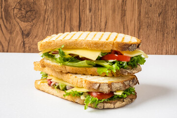 サンドウィッチ　Sandwich with tomato, mozzarella and basil