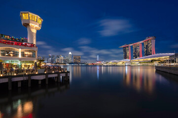 Fototapeta na wymiar Night view of Marina Bay with Marina Bay Sands and Custom House, Singapore