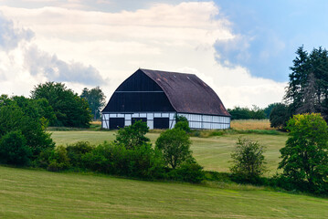 Obraz premium eine alte Scheune in Franken umgeben von Feld und Natur im Sommer