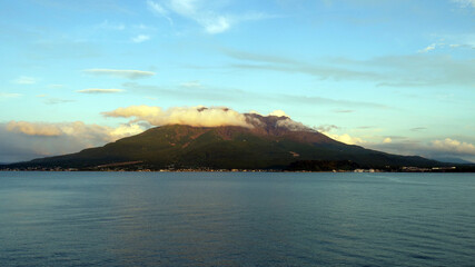 夕焼に照らされた火山