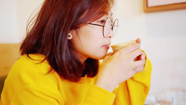 Close up woman drink a hot coffee in the morning at caf&egrave; 