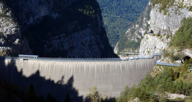 l enorme diga del Vajont