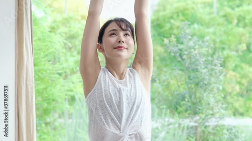 自宅でストレッチをする爽やかな女性 Wall Mural Wallpaper Murals Taka