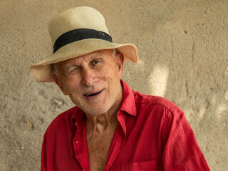 Portrait d'un homme âgé qui fait un clin d'oeil.