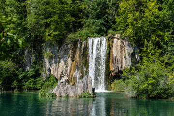 Fototapeta na wymiar Waterfall with turquoise water in the Plitvice Lakes National Park, Croatia.