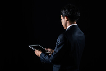 タブレットを見るビジネスマン