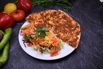 Lahmacun Teller, tabakta lahmacun