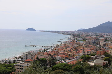 Fototapeta na wymiar Widok włoskiej plaży i miast z górskich szlaków