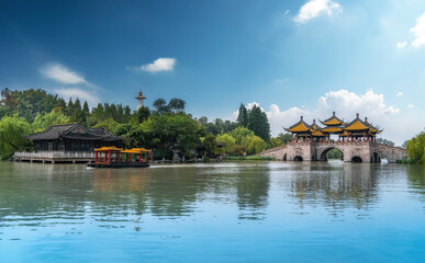 Wuting Bridge, also known as the Lotus Bridge, is a famous ancient building in the Slender West Lake in Yangzhou, China.