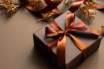 茶色のリボンとギフトボックスの温かい洗練されたプレゼントのイメージ