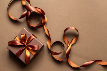 茶色のリボンとギフトボックスの温かい洗練されたプレゼントのイメージ