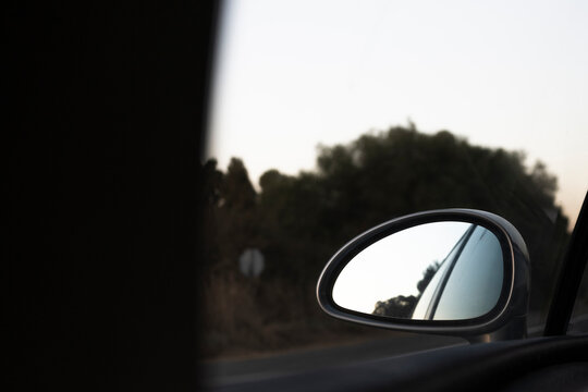 Retrovisor de auto con reflejo de carretera