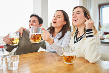 Gruppe Frauen beim Bier trinken und Sport schauen als Fans