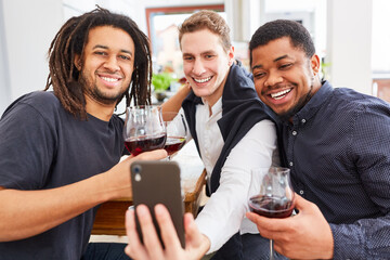 Drei Männer als Freunde machen Selfie mit Smartphone