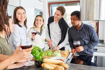 Studenten Freunde reden in Küche beim Essen vorbereiten