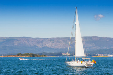 Obraz premium Sailing in Arousa estuary