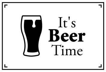 Logotipo con texto It's Beer Time con vaso de cerveza vintage con espuma en tarjeta en color negro