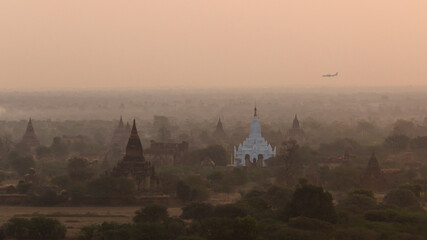 Obraz premium Bagan landscape, with his pagoda, temple and stupa seeing along a boat tour and a balooning experience