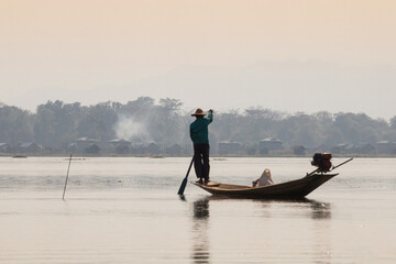 Naklejka premium Lifestyle in Lake Inle, with his famous leg-rowing fishermen and a relaxing way to live