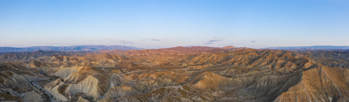 Panor&aacute;mica a&eacute;rea del desierto de Tabernas, Almer&iacute;a, al amanecer