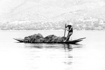 Naklejka premium Lifestyle in Lake Inle, with his famous leg-rowing fishermen and a relaxing way to live