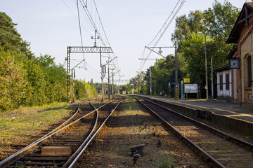 Tory kolejowe na jednej ze stacji w Europie. Podróżowanie pociągiem.