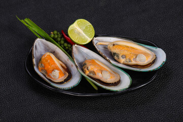 Half mussels with lime and pepper