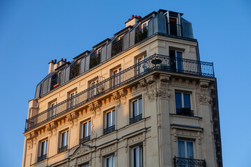 haut d'un immeuble haussmanien à paris