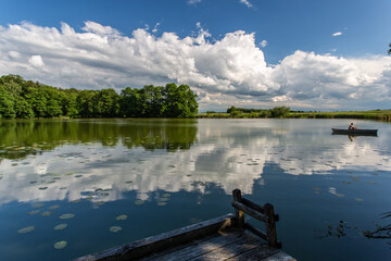 Niklasweiher in Oberschwaben mit Steg und Ruderboot