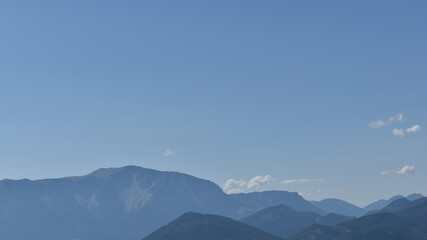 Fototapeta na wymiar weiter Hotizont mit blauem Himmen, Hügeln und Bergen, die im Dunst verschwinden als Hintergrund