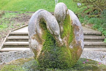 Statue of swans	