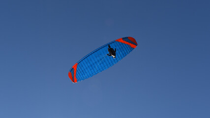 Kitegleiten im Himmel, rot und blauer Kite Fallschirm mit Gleitschirm Gleiter