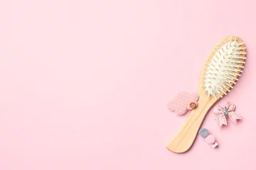 Fotobehang Meisjeskamer Platliggende compositie met moderne houten haarborstel op roze achtergrond. Ruimte voor tekst