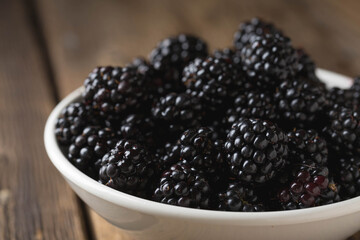 Fresh blackberries in a bowl close-up