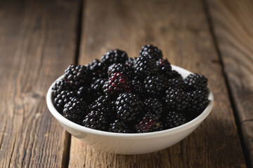 Fresh blackberries in a bowl close-up