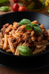 Piatto di pasta casereccia con ragu di manzo alla bolognese