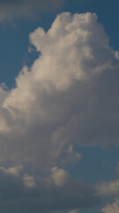 Gros cumulus dans un ciel limpide