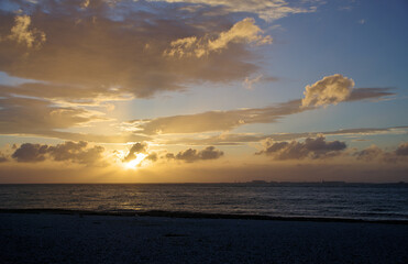 台風一過の夕陽